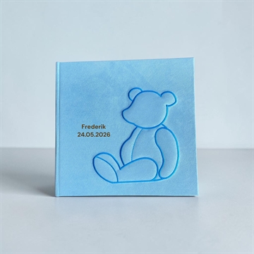 Babyalbum med indgraveret navn
